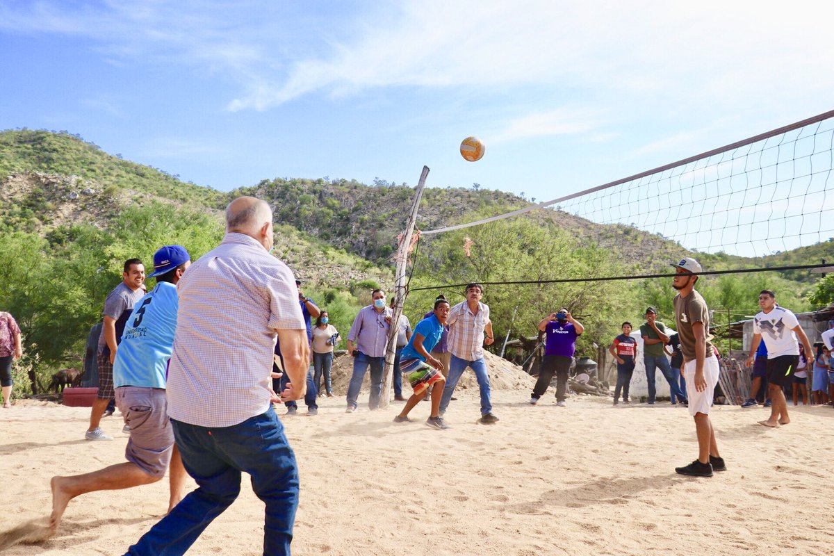 VictorCastroCos's tweet photo. Acudí a La Candelaria, en la sierra de Los Cabos, terminando la reunión, se armó una cascarita! https://t.co/ovOclUkKrF