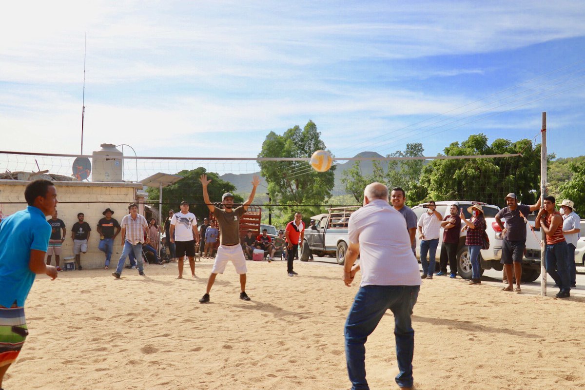 VictorCastroCos's tweet photo. Acudí a La Candelaria, en la sierra de Los Cabos, terminando la reunión, se armó una cascarita! https://t.co/ovOclUkKrF