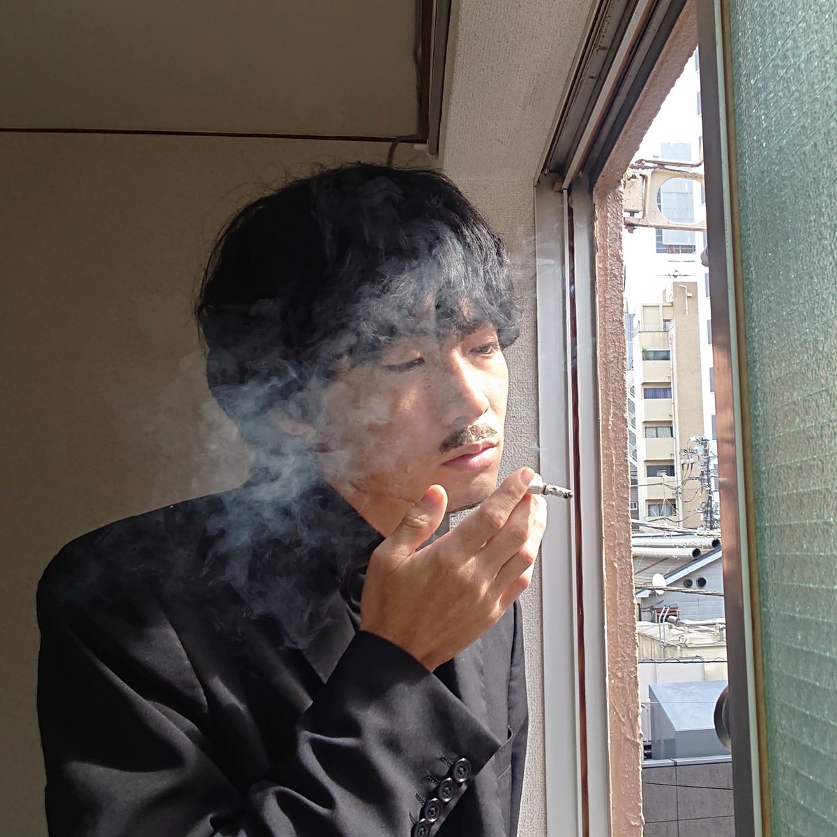 ポニー福元 アトキンソン Ar Twitter 窓際で煙草を吸う綾野剛 ヤクザと家族 ヤクザと家族thefamily 綾野剛 さん