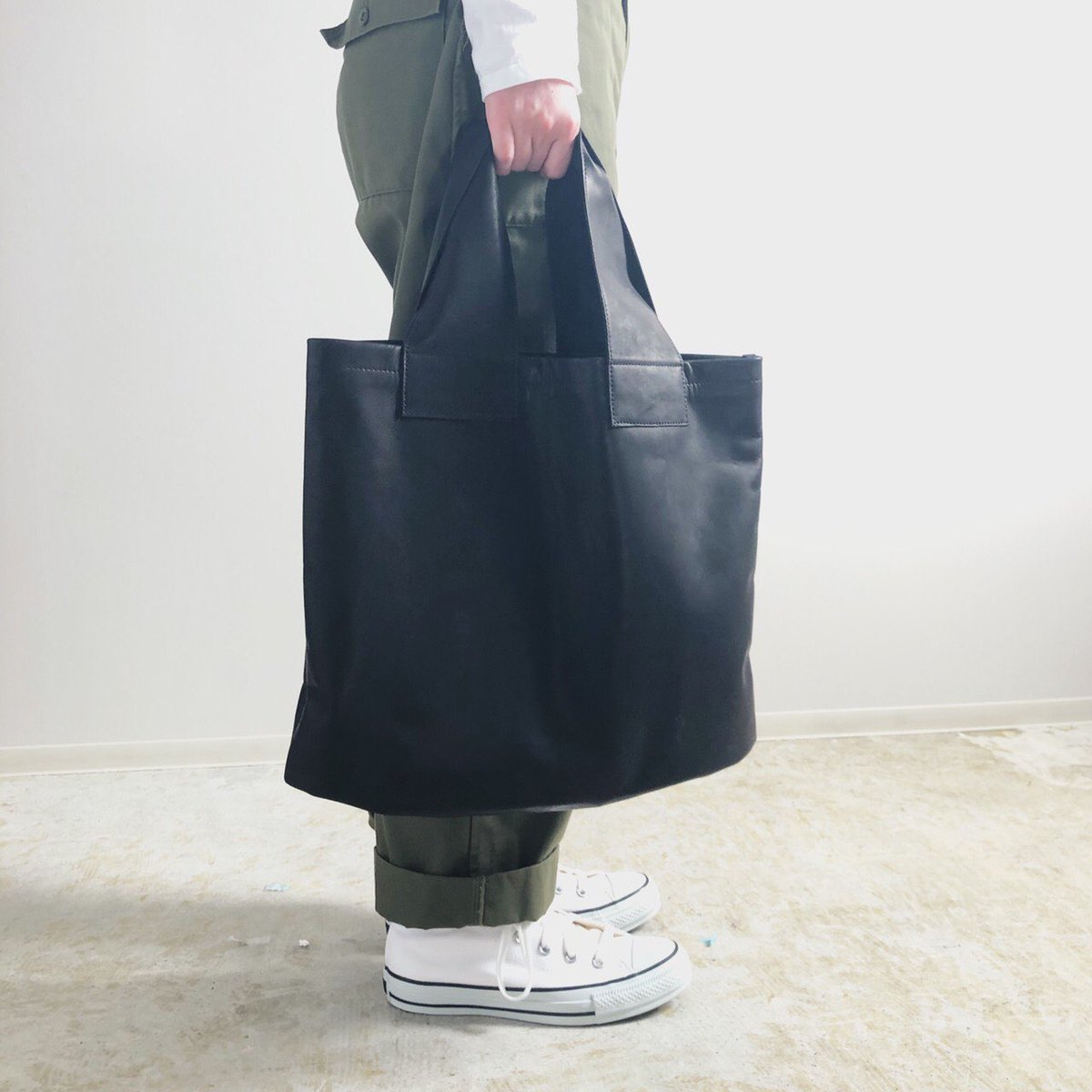 basic_accent's tweet photo. 柔らかい風合いが特徴の国産牛革を使ってつくったBASIC AND ACCENT定番の"BIGBAG"
デザインの特徴はハンドルの太さ。裏は布使いで持ちやすく機能性にもこだわりました。
#basicandaccent #ベーシックアンドアクセント https://t.co/oD7EZa96bk