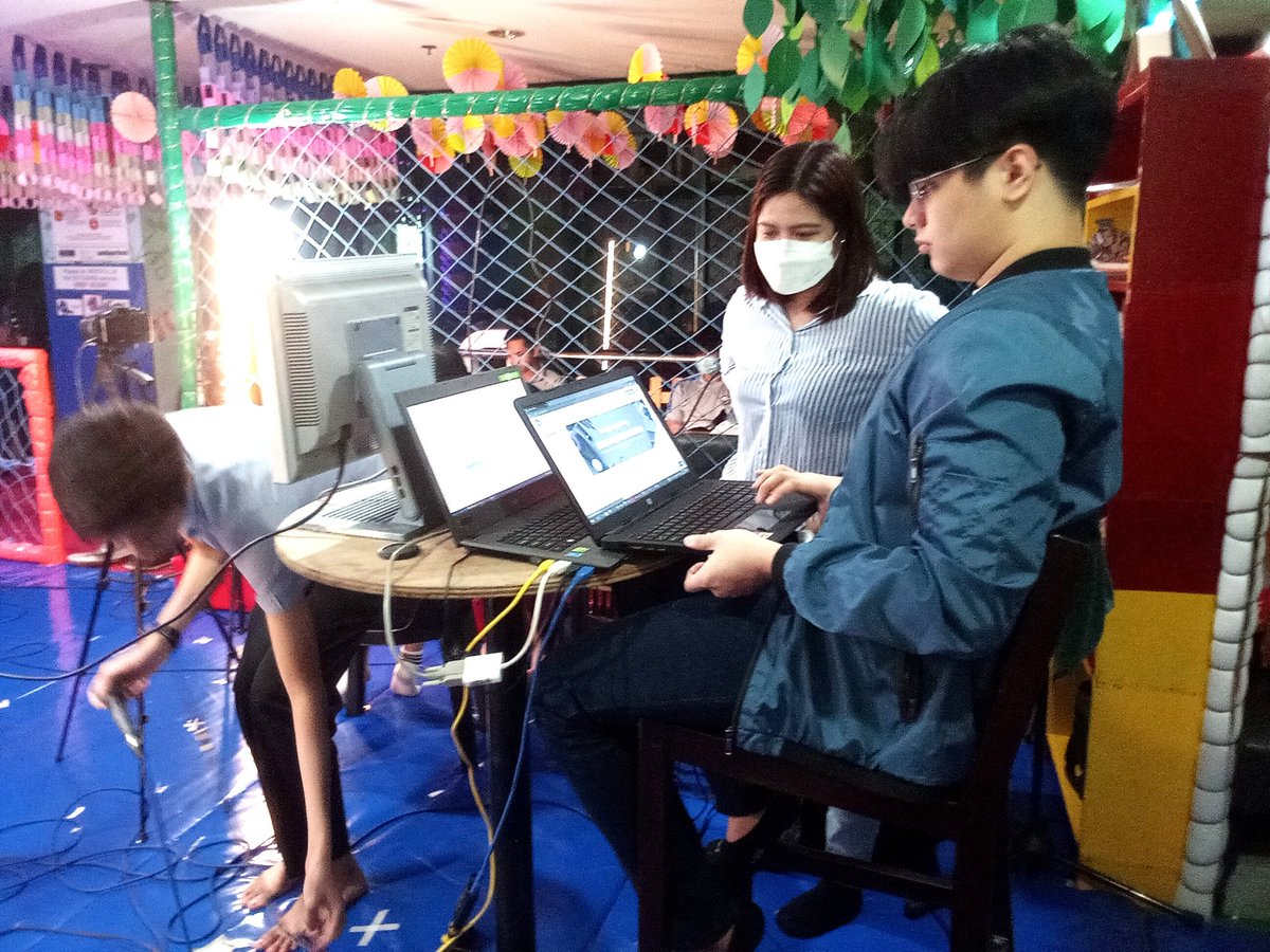 TheIsabelG's tweet photo. Praying na mas ma-upgrade na yung equipment namin sa set para di na masstress kada Sunday si Direk 😅 #OSSTeam #CMProd https://t.co/ZMtKu7gEh5