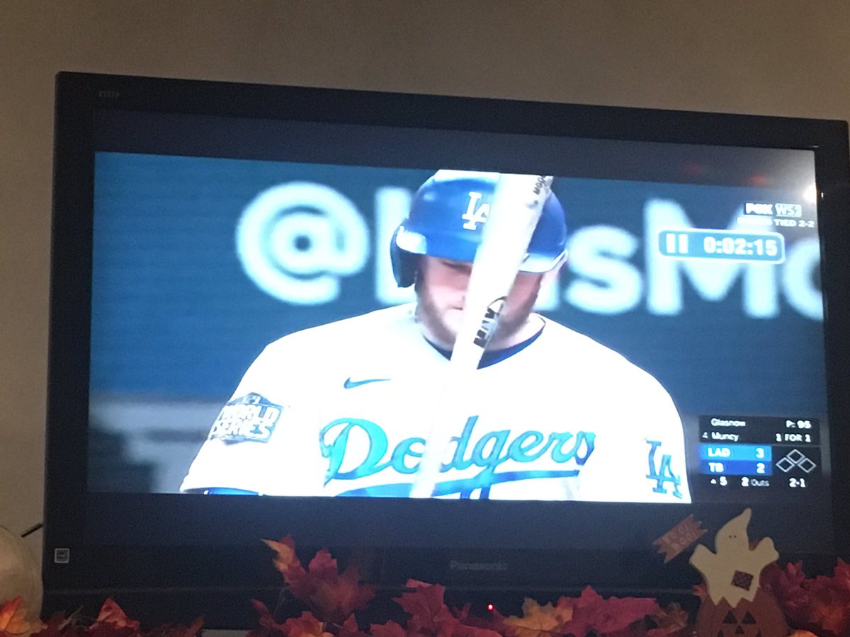dyoerg1's tweet photo. @MaxBatBaseball Right after Joe Buck says he doesn’t recall ever seeing Muncy break his bat, they show the MAX Bat logo, he then proceeds to hit a bomb! https://t.co/xSMWHuNzTP