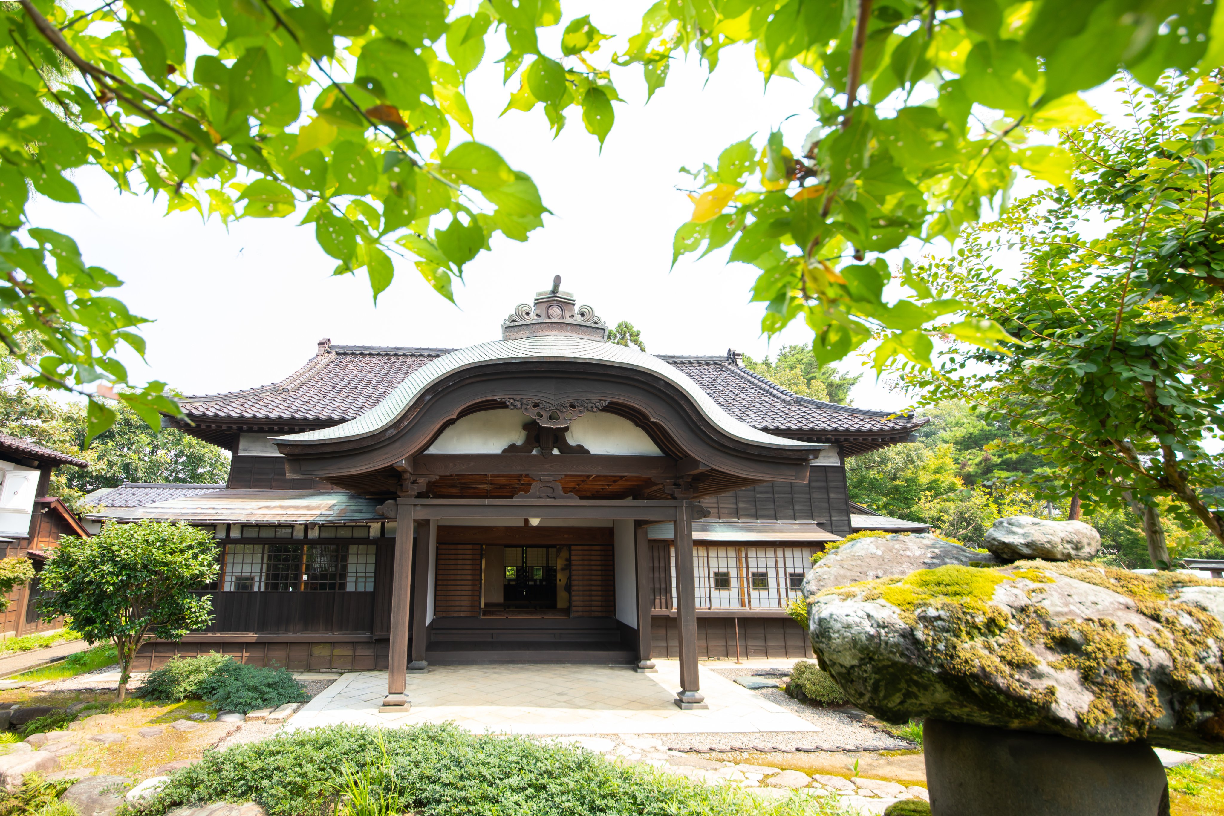 静かに佇む四つの由緒 上越名家 寺院風玄関と繊細な数寄屋造 保阪邸 離れの怡顔邸は寺院風玄関と主屋の数寄屋造が対象的な豪農の邸宅です どちらも内部には繊細な装飾が数多く施されています 美術品収集家でもあった保阪家の持ち物は魅力的で