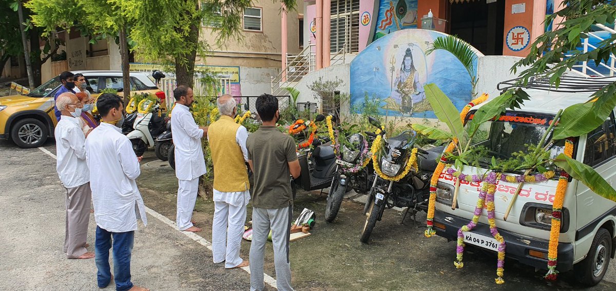 AshramBlr's tweet photo. #MondayVibes
25.10.20: #AyudhaPooja organized at #AshramBlr.
ଅସ୍ତ୍ର ପୂଜା
ఆయుధ పూజ
ஆயுத பூஜை
ആയുധ പൂജ
ಆಯುಧ ಪೂಜೆ ನವರಾತ್ರಿ ಹಬ್ಬದ ಒಂದು ಭಾಗವಾಗಿದೆ.ಇದೊಂದು ಹಿಂದೂ ಹಬ್ಬವಾಗಿದ್ದು, ಇದನ್ನು ಸಾಂಪ್ರದಾಯಿಕವಾಗಿ ಭಾರತದಲ್ಲಿ ಆಚರಿಸಲಾಗುತ್ತದೆ.
ಇದನ್ನು "ಅಸ್ಟ್ರಾ ಪೂಜಾ" ಎಂದೂ ಕರೆಯುತ್ತಾರೆ. https://t.co/oN3nXV9jt1 https://t.co/TCybBxo1hN