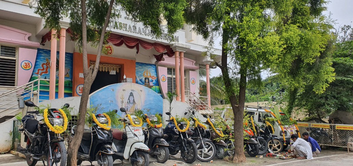 AshramBlr's tweet photo. #MondayVibes
25.10.20: #AyudhaPooja organized at #AshramBlr.
ଅସ୍ତ୍ର ପୂଜା
ఆయుధ పూజ
ஆயுத பூஜை
ആയുധ പൂജ
ಆಯುಧ ಪೂಜೆ ನವರಾತ್ರಿ ಹಬ್ಬದ ಒಂದು ಭಾಗವಾಗಿದೆ.ಇದೊಂದು ಹಿಂದೂ ಹಬ್ಬವಾಗಿದ್ದು, ಇದನ್ನು ಸಾಂಪ್ರದಾಯಿಕವಾಗಿ ಭಾರತದಲ್ಲಿ ಆಚರಿಸಲಾಗುತ್ತದೆ.
ಇದನ್ನು "ಅಸ್ಟ್ರಾ ಪೂಜಾ" ಎಂದೂ ಕರೆಯುತ್ತಾರೆ. https://t.co/oN3nXV9jt1 https://t.co/TCybBxo1hN