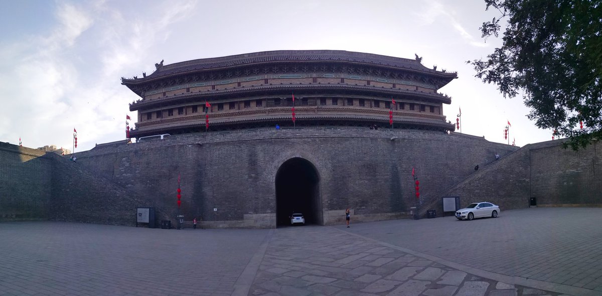 dami_d0's tweet photo. #The3DGame Week 1: Where would you bring Daniel when he visits your country?
Day 2: 去陕西西安!在有600年历史并且全长14km的古城墙上骑行😄
这个城墙就在市中心,保存的很完好,城门现在是汽车通行穿梭的。
p1-3 by me
#Dandelions_With_Daniel
#ADayWithDaniel https://t.co/j5Cbf9ZFmc