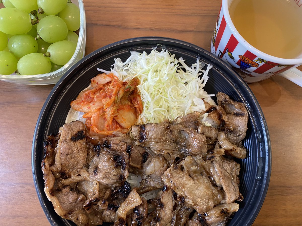 cotonko's tweet photo. 予定日が二日後なので、験担ぎジンクスに則って、出前館で焼肉丼頼みました🥩
うんま〜い☺️
最近は体を動かすのも寝るのも起きるのもしんどいけど、出産に向けてがんばります✊
#妊婦　#妊婦ごはん　#お昼ごはん https://t.co/dH2fj3m7Mk