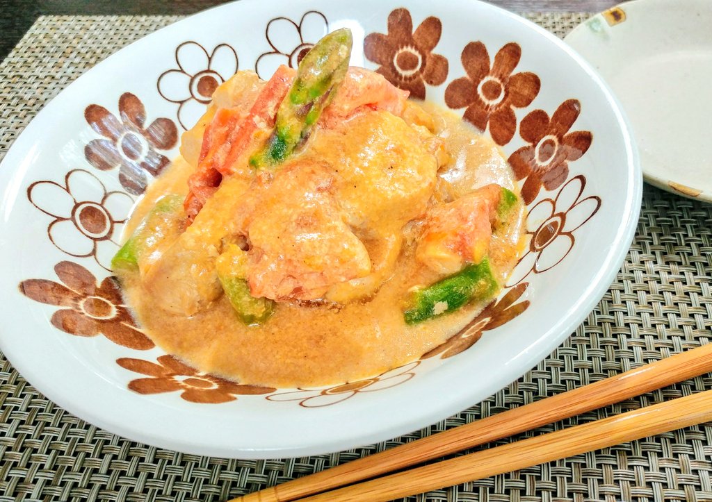?鶏肉のミルク煮?
結構立派なアスパラが広告の品としてお手頃に入手出来たので合わせました✨
野菜はカボチャやレンコン、もやしや豆苗とも相性良いかと✨
隠し味にマヨネーズを足したり、こしょう強めにしても美味しいです