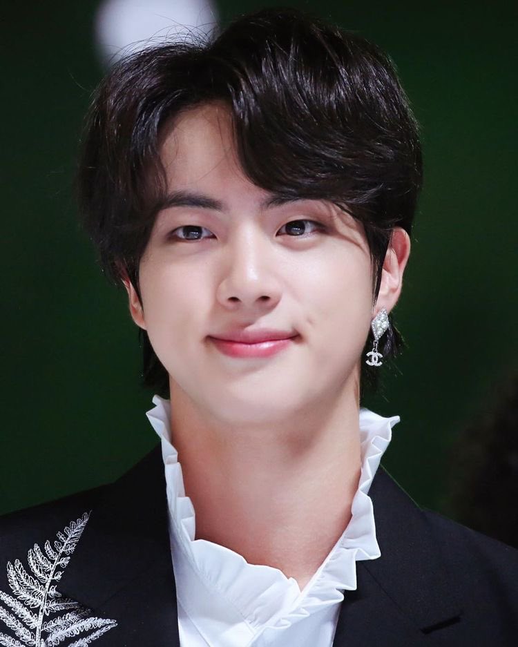 Kim Seokjin, a film & acting graduate from one of the top universities in Korea while also being a member of the world’s biggest group, has received various recognitions not just for his flawless visual but also for his undeniable talent & silver voice deemed by the Grammy panel.
