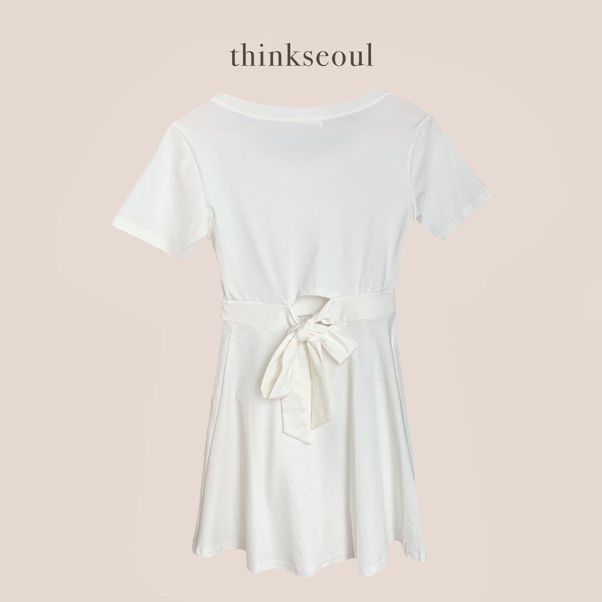 thinkseoulshop's tweet photo. มินิเดรสผ้ายืดสีขาว ใส่สบายมากกก ดีเทลเว้าหลังผูกโบว์น่ารักสุดๆ น้อ��จะเว้าเข้าช่วงเอว ทำให้ดูมีทรวดทรง ใส่แล้วดูเป็นคนตะเร้กก ช่วงกระโปรงเป็นพริ้วๆ บานๆ น่ารักจริงงง😍
✨ขนาด
อก : 32-40”
เอว : 26-30”
ยาว : 33”
🏷300THB https://t.co/F6F2Jkk3LB