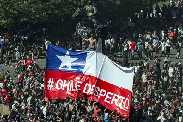NaranjalT's tweet photo. #Internacional 
#ChileDesperto  y decidieron este domingo por una aplastante mayoría del 78,2% reemplazar su actual Constitución, redactada durante la dictadura de Augusto Pinochet (1973-1990), cuando se ha escrutado casi el 87% de los votos. https://t.co/DfM7gHM6E9