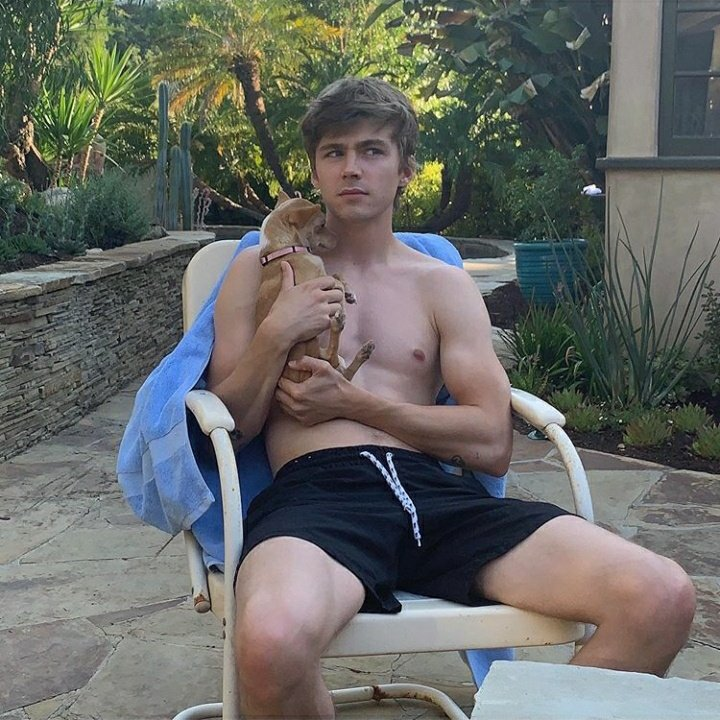 taylorbalofa's tweet photo. esse miles heizer é tão gostoso uaarrr https://t.co/VMLxmGFDTE