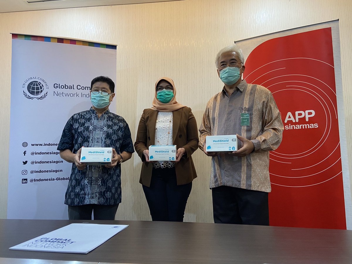 globalcompactid's tweet photo. Just now! @AsiaPulpPaperID handed over 1,000 surgical mask, to @doctorSHARE through IGCN. #UnitingBusiness cc:@Jsatyono @InggiMashudi @yayajunardy @Sritabaelim @globalcompact https://t.co/booyhfttUz