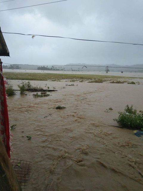 dwiz882's tweet photo. TINGNAN: Pinsala ng Bagyong #QuintaPH sa bayan ng Bulalacao sa Oriental Mindoro (📷: Bongbong Osorio Donasco) https://t.co/x3XLams7WW
