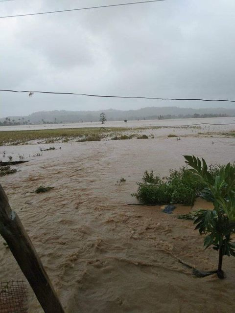 dwiz882's tweet photo. TINGNAN: Pinsala ng Bagyong #QuintaPH sa bayan ng Bulalacao sa Oriental Mindoro (📷: Bongbong Osorio Donasco) https://t.co/x3XLams7WW