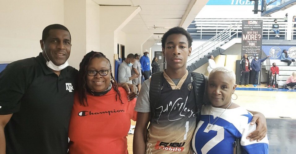 DeyoElite's tweet photo. Ms. D @daphtay26 out supporting our players. Dallas Pinkston’s 2022 Jacari Westbrook @__jacari and Deivion Thomas @DeivionT at the SwinCity League tournament. Good job today fellas!! @Danyell_75 @GalenGilstrap   #whynotpinkston https://t.co/9G8WHrfnk9