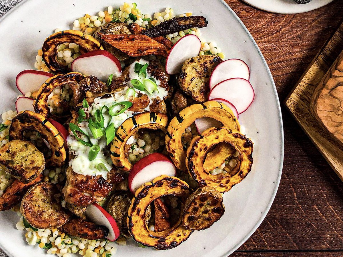 vancityamber's tweet photo. I cooked.
Sunday night dinner:
Spiced Chicken Thighs, Roasted Delicata Squash &amp; Root Veg over Pearl Couscous w/ Citrus Labneh
.
Yum! 🤤 
.
https://t.co/gNAULMT9ys 
.
#fourthesenses #sundaynightdinner #dinnerforone #dinnerisserved #diningsolo #getinmybelly #solodining #tableforone https://t.co/Ruxs3aAoES