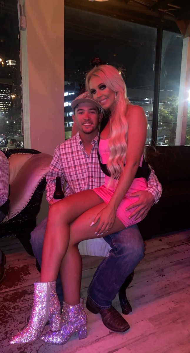 We both went out with out boots on last night👢