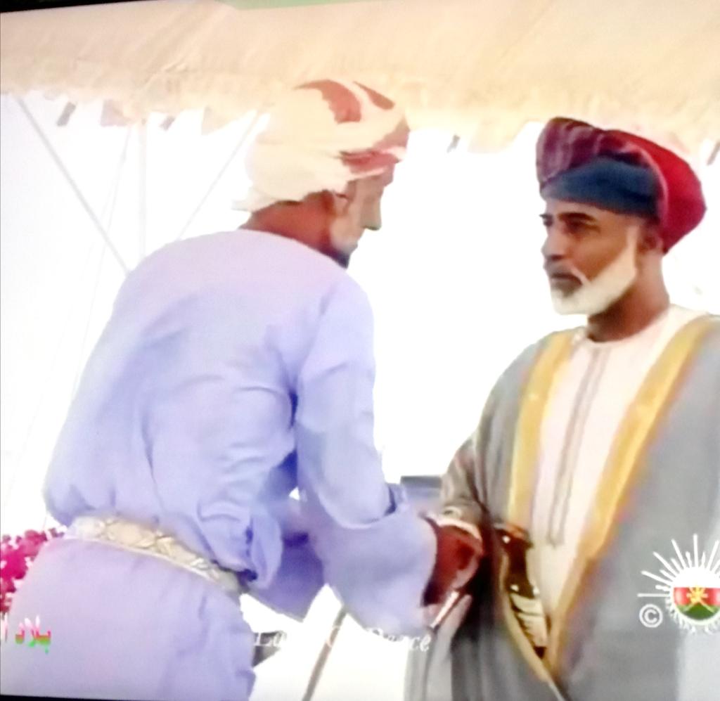 k_Alfazari's tweet image. #صورة_للذكرى 
الشيخ سيف بن محمد بن سويد البارحي أثناء تشرفه بالسلام على المغفور له بإذن الله تعالى وطيب الله ثراه جلالة السلطان  #قابوس_بن_سعيد_تيمور رحمة الله عليه