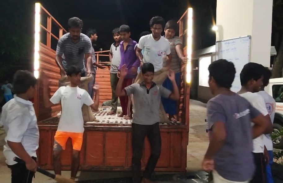 pranitasubhash's tweet photo. Follow up : While most of us are celebrating Dussehra, many families in North Karnataka and Hyderabad have been affected by floods . With a small contribution of ₹1L from @PranithaFounda1 , we managed to send some basic essentials to both the flood affected areas.... 1/2 
🧿 https://t.co/jyDQetFYj4