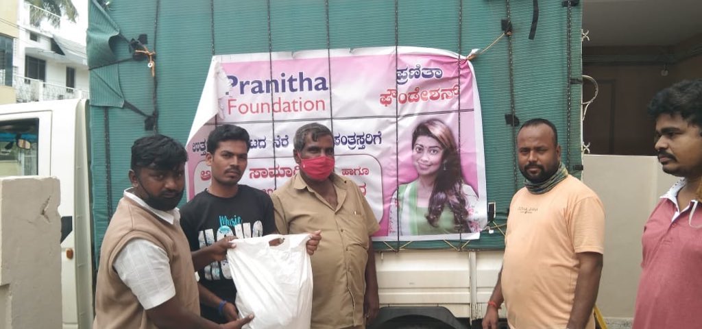 pranitasubhash's tweet photo. Follow up : While most of us are celebrating Dussehra, many families in North Karnataka and Hyderabad have been affected by floods . With a small contribution of ₹1L from @PranithaFounda1 , we managed to send some basic essentials to both the flood affected areas.... 1/2 
🧿 https://t.co/jyDQetFYj4