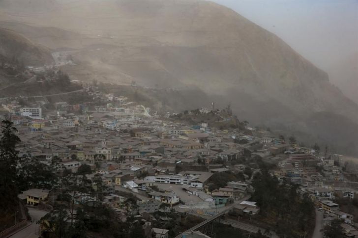 Informe21's tweet photo. La UE destina 117.000 dólares en ayuda por erupción volcánica en Ecuador  #26Oct https://t.co/wqYHV5FUng https://t.co/6uihTWHDU9