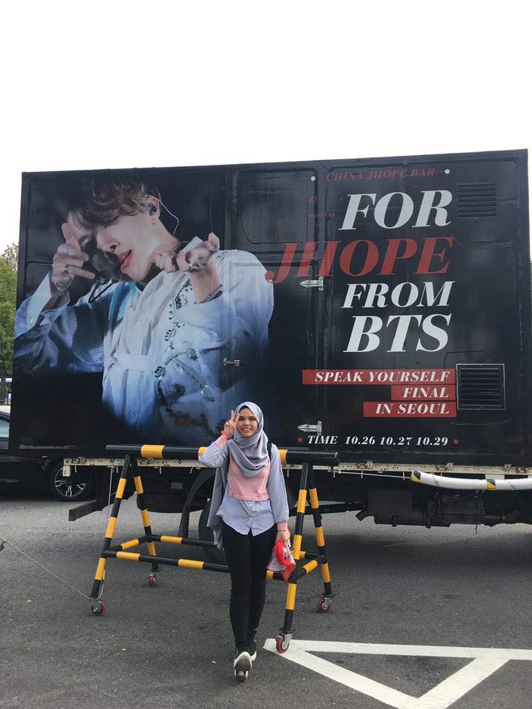 Look at how happy i was in these pictures, BTS was literally everywhere how could i not be happy :( – bei  서울올림픽주경기장 (Seoul Olympic Stadium)