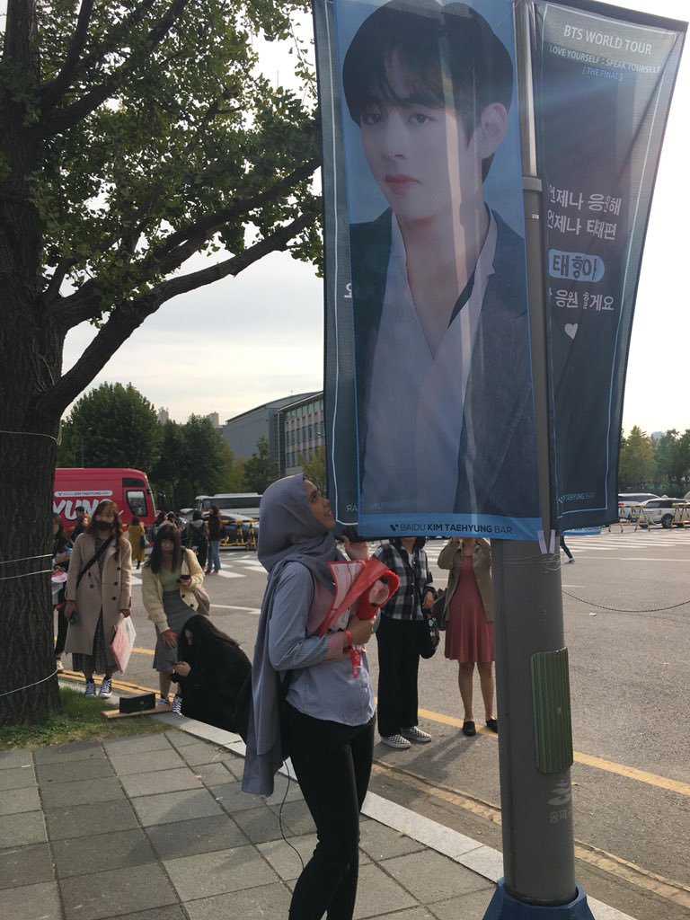 Look at how happy i was in these pictures, BTS was literally everywhere how could i not be happy :( – bei  서울올림픽주경기장 (Seoul Olympic Stadium)