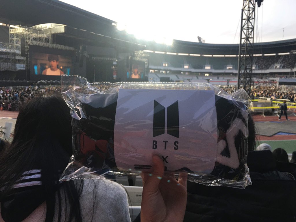 I finally got in!! Received a handbanner and a blanket after i scanned the barcode :( It was a chilly dayy, everyone could easily get cold, how sweet of BTS to give the blanket to us :(