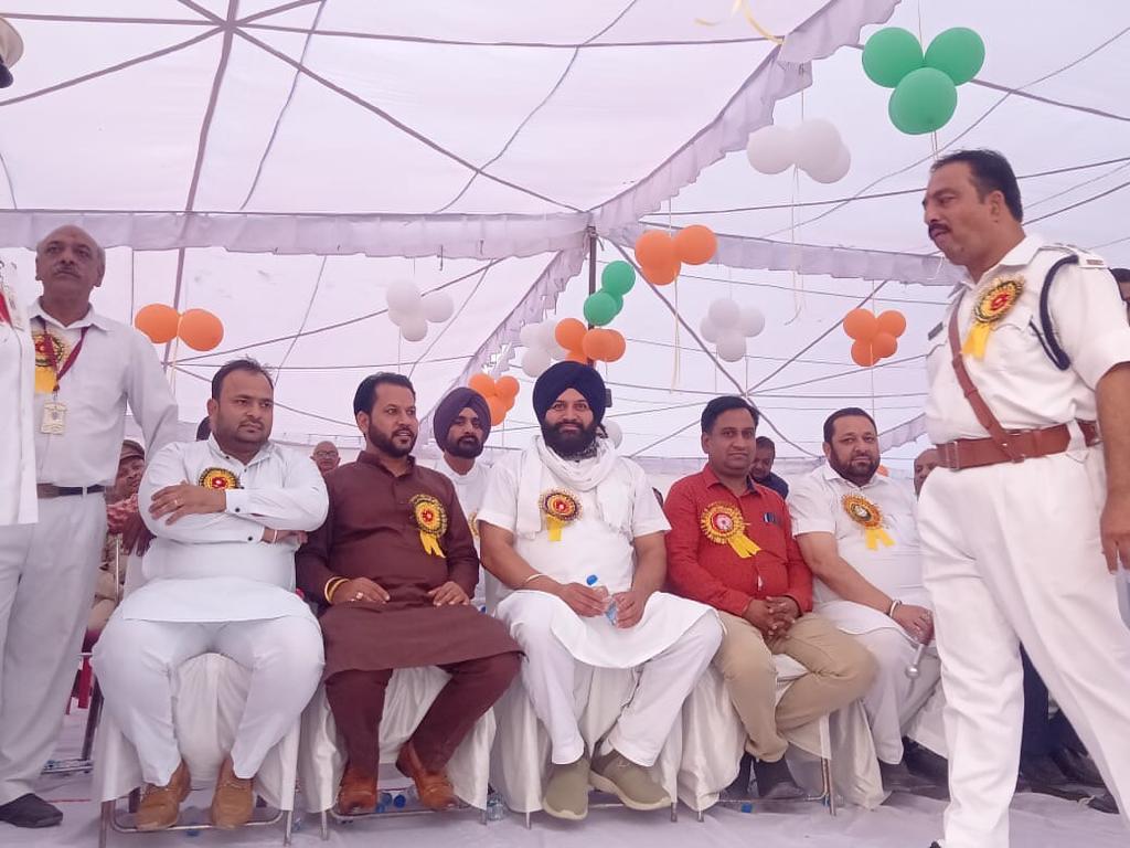 ਆਉ ਰਲਕੇ ਇਨਸਾਨੀਅਤ ਅਤੇ ਹਰ ਧਰਮ ਦਾ ਸਤਿਕਾਰ ਕਰੀਏ, ਆਪਸੀ ਵੈਰ-ਵਿਰੋਧ ਨੂੰ ਛੱਡਕੇ ਲੋੜਵੰਦਾ ਦਾ ਸਹਾਰਾ ਬਣੀਏ।
#parkashsinghbadal #SukhbirSinghBadal #Harsimratkaurbadal #BikramSinghMajithia #devindersinghsidhubihla #ShiromaniAkaliDal https://t.co/wfrAuAK3fj