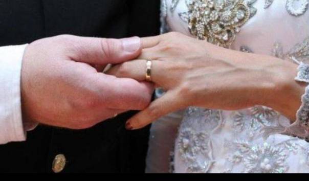 KompasTV's tweet image. Siswi SMP Nikahi Remaja 17 Tahun: Saya Bingung Mau Ngapain Lagi, Tidak Sekolah Sudah 4 Bulan dlvr.it/RkL4R2