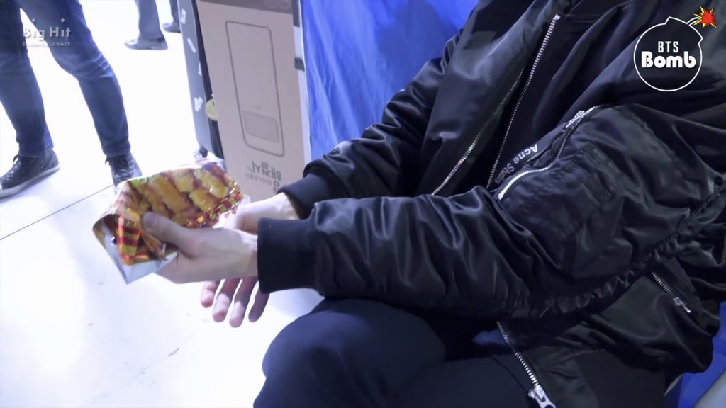 BTSARMYKitchen's tweet photo. Bonus !!

We also have Jungkook enjoy some tv time and Haitai Matdongsan Peanut Crunch Snack.

#WhatBTSAte #BTSSnacks @BTS_twt https://t.co/d9lc1Kw7Au