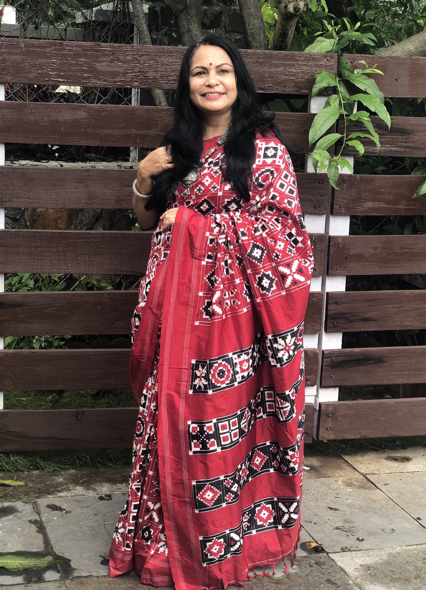 ShefVaidya's tweet photo. We did our Vijayadashami Pooja this morning. Wore a double Ikat from #puttapaka, a saree that is known as ‘teliya rumaal’ as this motif was once used in square rumaals. Teliya comes from the  process of soaking yarn in castor ash and oil to help fix colour during olden times. https://t.co/qgdeRrZCeo