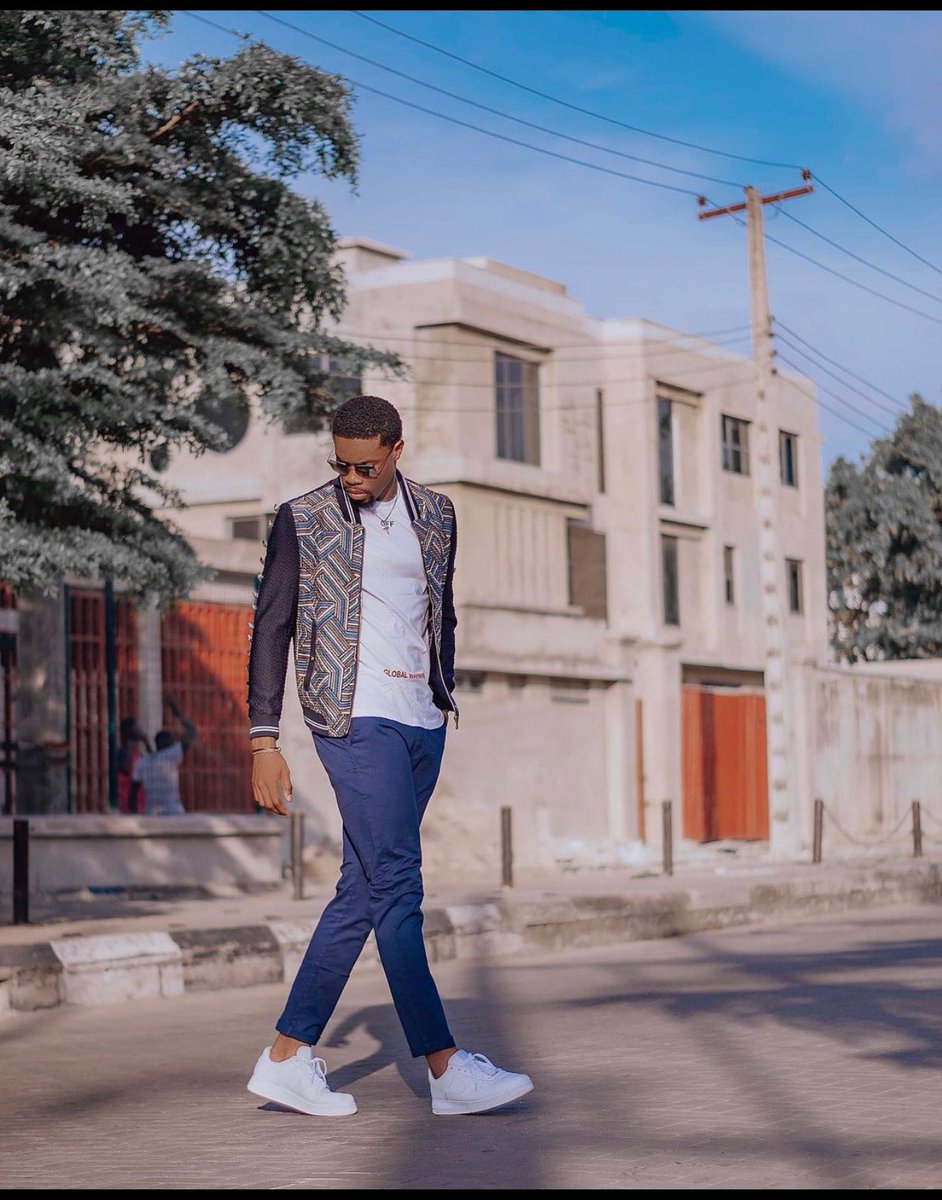 Drippingflames's tweet photo. I remember when he walked into the #bbnaija house looking like an all-star celebrity, was so friendly and down to earth. I saw zeal and determination. When he said a broke boy from a rich home,I knew he was gonna make it. I celebrate you today Neo #ManlikeNeo https://t.co/qHBFI2pIMq
