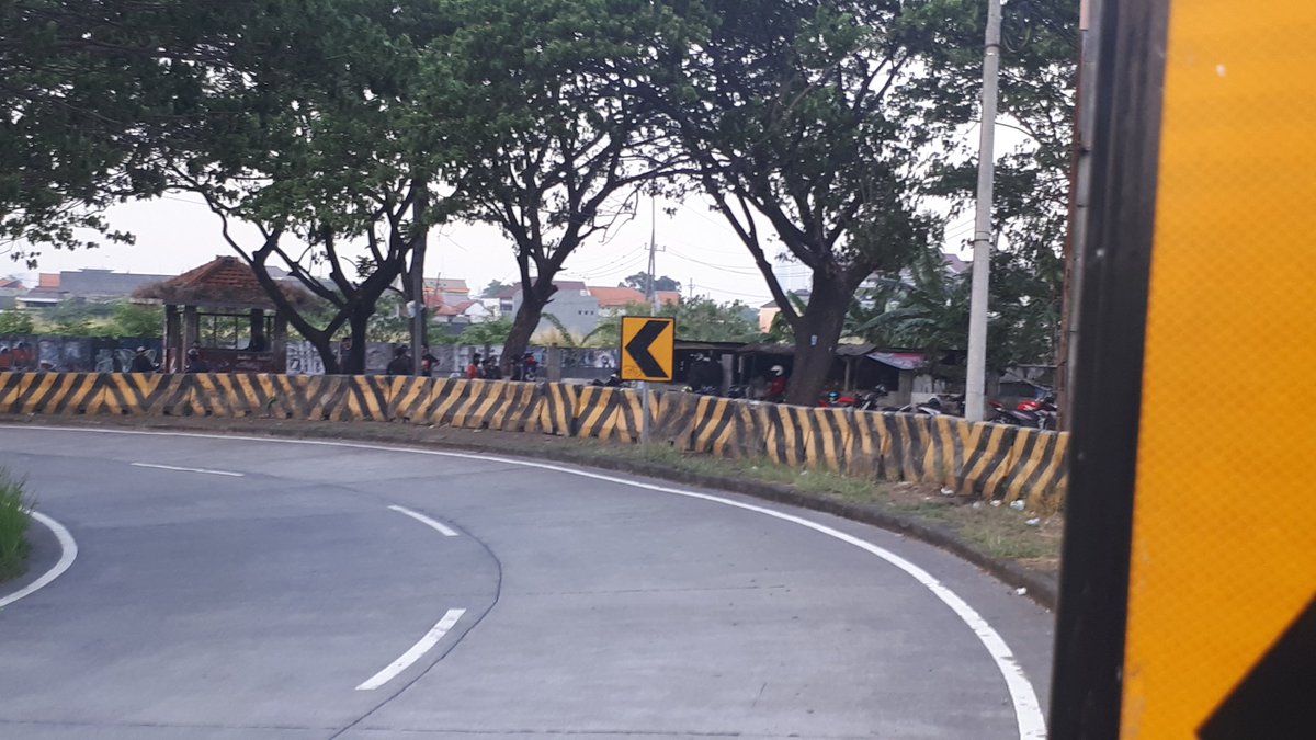 Area sekitaran Surabaya Lingkar Mas arah ke Wisma Bungur Asih / Masjid Al-Akbar sering dijadikan arena balap liar <a href="/e100ss/">Radio Suara Surabaya</a> mohon diinfokan ke pihak terkait. Terimakasih