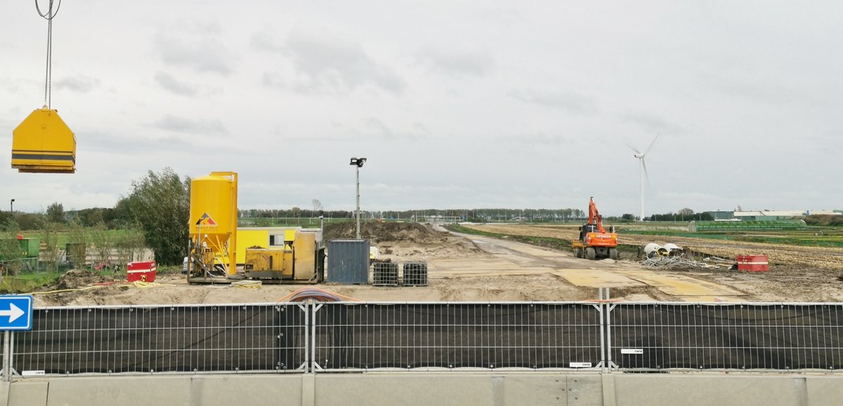 Aanleg van de randweg Vredeburghlaan over 2 km in #Waddinxveen in volle gang welke loopt van de Zesde Tochtweg tot de Moordrechtboog van de A12 en medio 2021 gereed is. zuid-holland.nl/onderwerpen/ve… hartvanwaddinxveen.nl/nieuws/algemee…