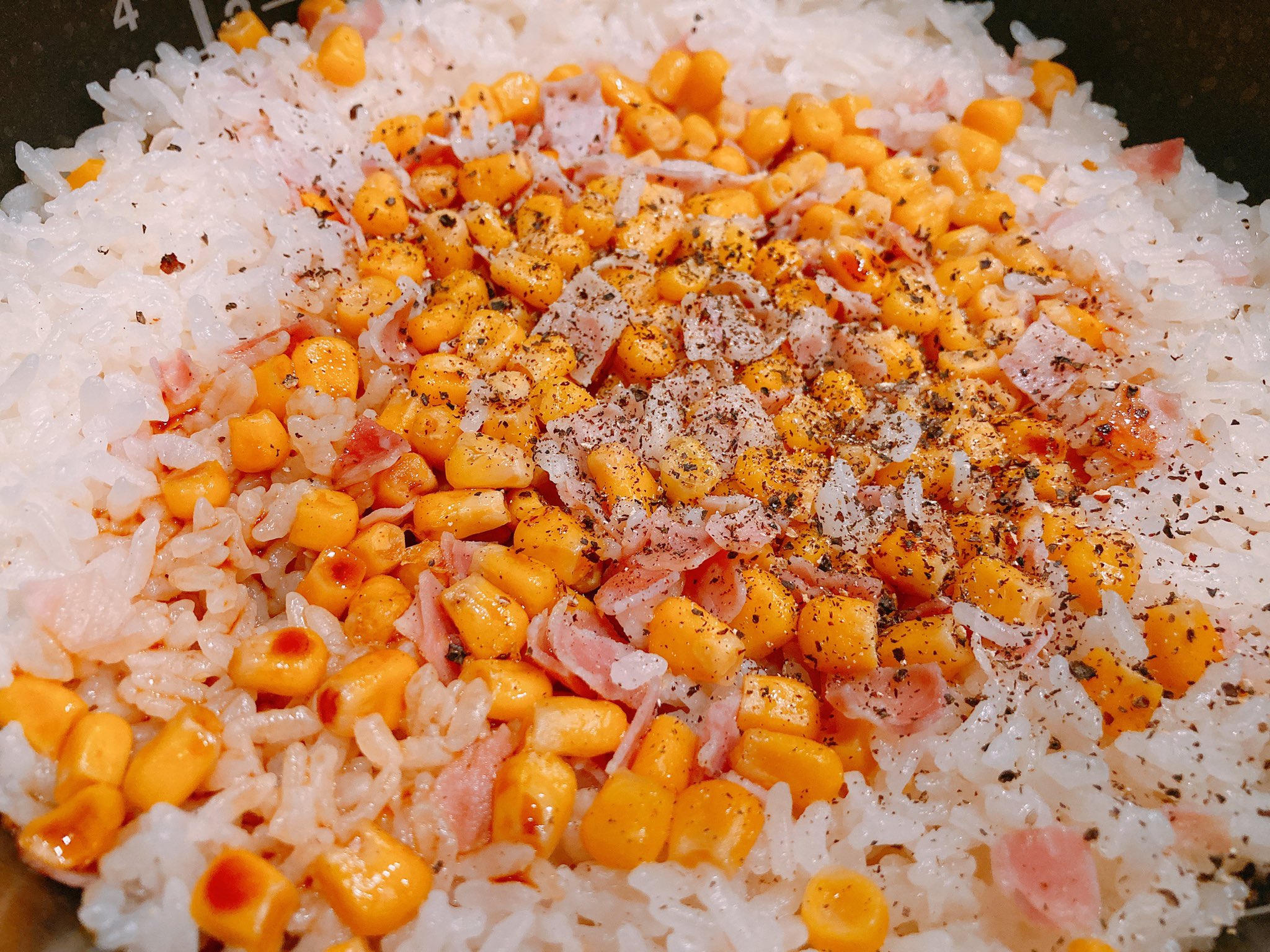 リュウジ 料理のおにいさんバズレシピ とうもろこしは芯と一緒に炊き込んでピラフにするとコーンの甘味が際立って本当に旨いんです 炊き込みコーンピラフ バターと一緒に炊くことで米がパラッと炊き上がります もちろん缶のコーンを使っても