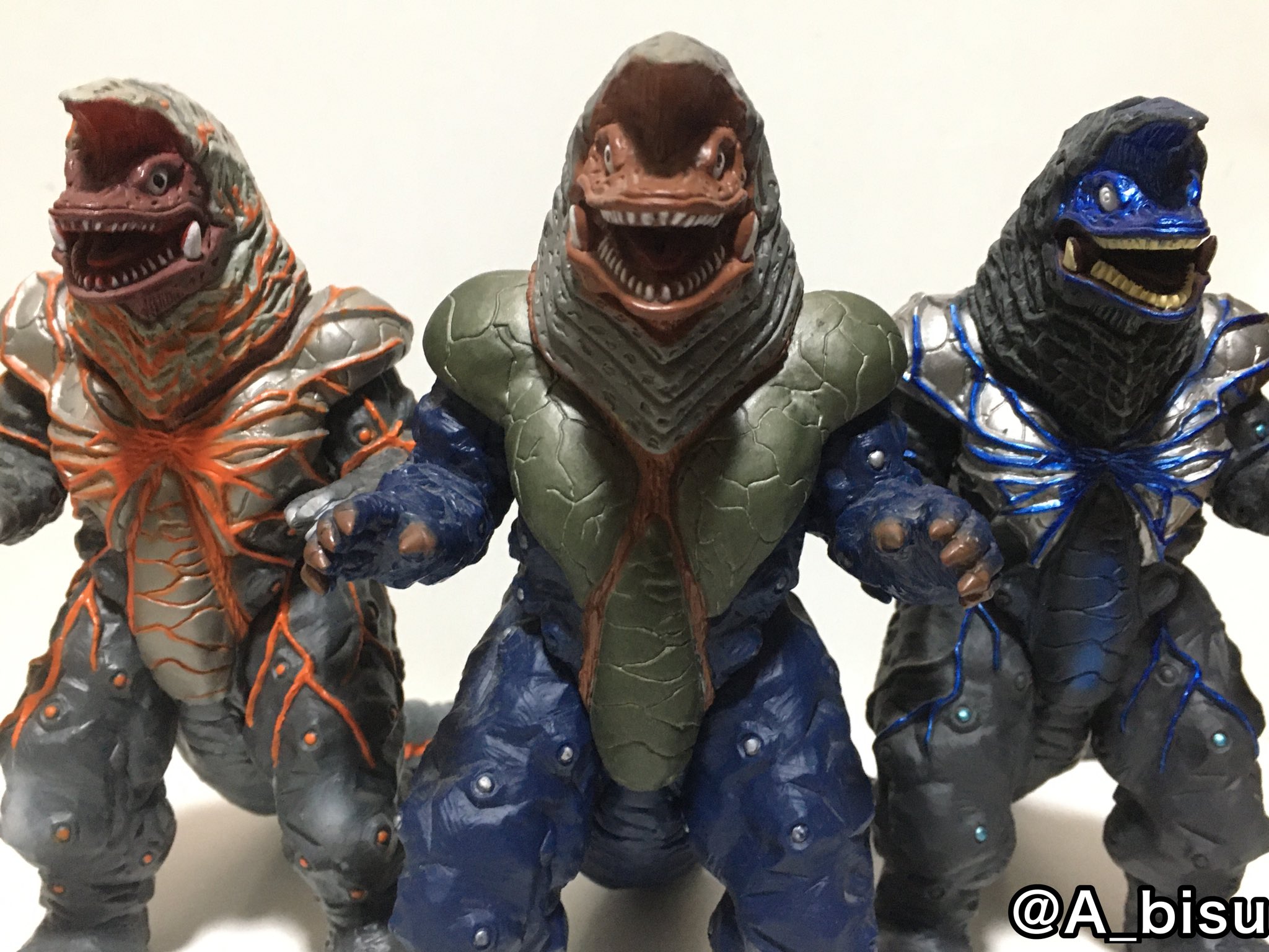 副編集長の鎌田 メイン 所持する怪獣のソフビ を整理していたらウルトラマンティガの怪獣は結構持っていたなと思い写真を撮りました 1つ目から順にゴルザ Amp ファイヤーゴルザ ゴルドラス シルバゴンです Aでエックスの映画のゴーグファイヤーゴルザと