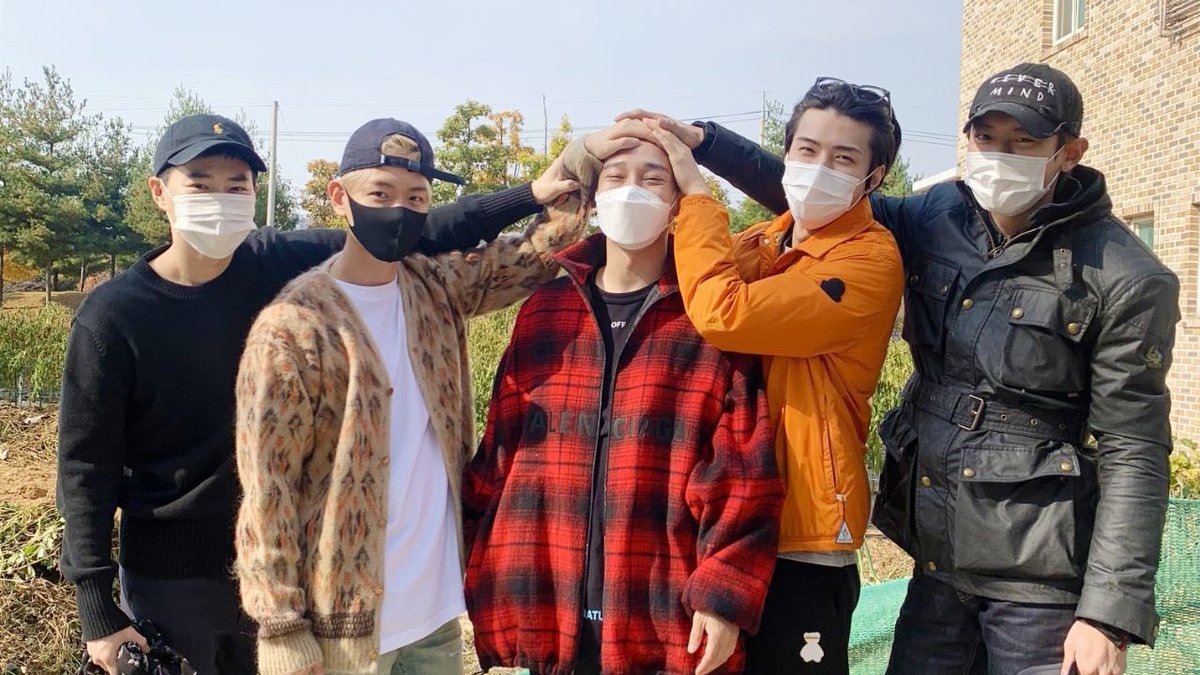 hourlyexopink's tweet photo. if you see this reply with “we are one”

@weareoneEXO https://t.co/QSfGZGDVmq