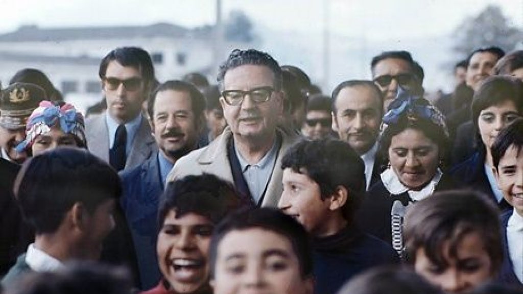 piedadcordoba's tweet photo. 47 años después, el alma de Salvador Allende recorre feliz las calles de Chile. https://t.co/3ooP7IxvcV