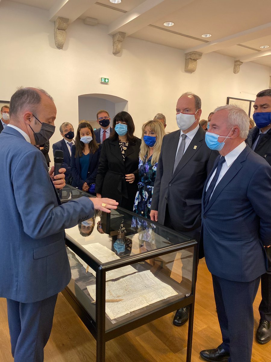 JeanLeonetti's tweet photo. J’ai le grand honneur d’accueillir en visite officielle S.A.S le Prince Albert II de Monaco au musée Picasso anciennement Château Grimaldi. Nous présentons les 4 parchemins du XIVe siècle attestant de l’appartenance de la Seigneurie d’#Antibes à la Maison Grimaldi. https://t.co/bNiCJq71xp