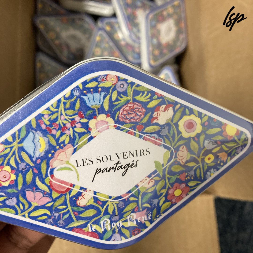 Trop heureux de voir notre logo apposé à côté de celui de <a href="/leroyreneoff/">Le Roy René</a> ! Un partenariat qui nous tient à coeur car depuis le début nous glissions leurs #calissons dans notre #boiteàsouvenirs ! Les familles vont se régaler ! 🙂💫😍  #sudest #aixenprovence #nantes #madeinprovence