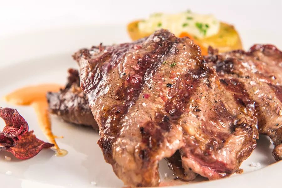 MarcialGuijuelo's tweet photo. 🐽 Para que no te pille en fuera de juego cuando en los mejores restaurantes te las recomienden fuera de la carta o porque quieras probar nuevos cortes de #CarneSelecta fresca, te vamos a contar todas las #piezas del cerdo ibérico y cómo prepararlas 😋 https://t.co/grAFqIJ0n2 https://t.co/NHfSL15dw8