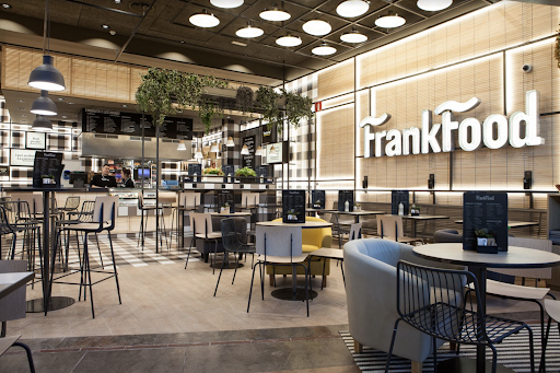 Mobiliario variado y repartido a través del espacio y tonos neutros para que se sienta balanceado y unificado. Así Futur2 propone un espacio informal  y muy acogedor. 

FrankFood, Espai Gironès, Cataluña, España. 2016. 
Diseño e interiorismo

#Futur2 #Futur2Estudio