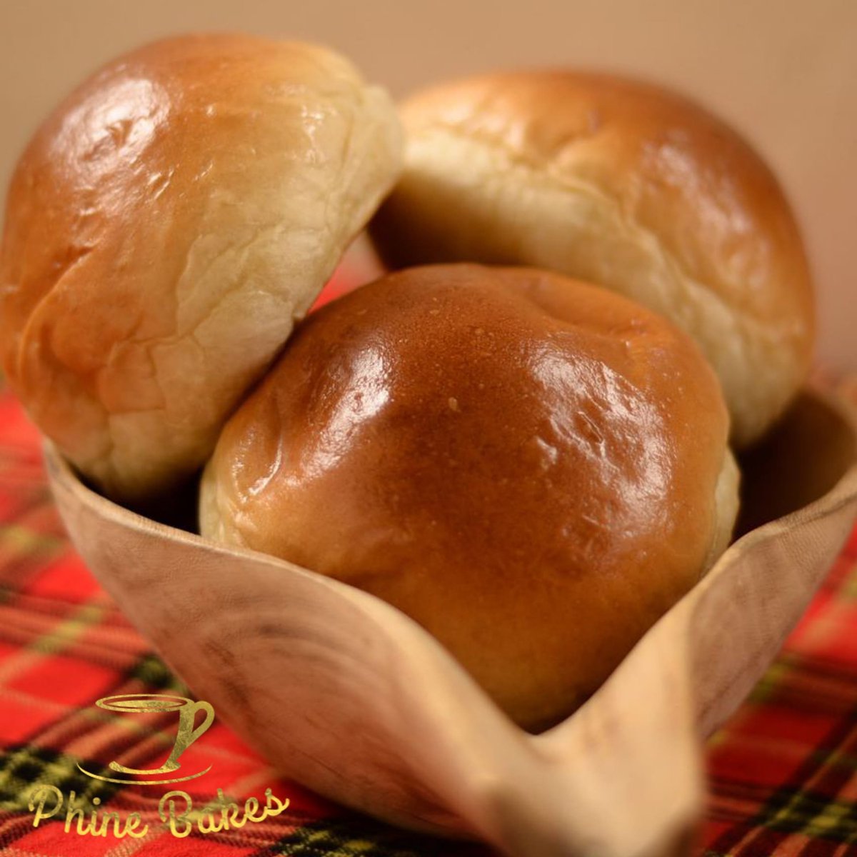 phinemondi's tweet photo. Nothing beats the smell of fresh buns baking in the oven like biting into a moist, fresh,warm bun. The feeling is out of this world. 😋😋

📷@aduda_theone 
#buns #bunstagram #bunsofinstagram #food #foodphotography #foodstagram #foodpics #kenyafood #kenyafoodphotography #igfood https://t.co/i7hnHSJt5z