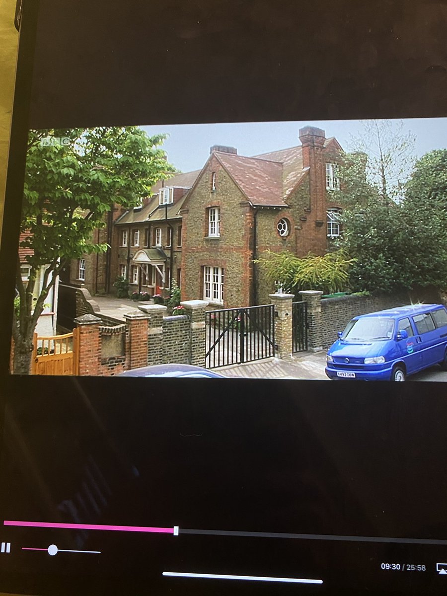 flamencolambada's tweet image. found the dumping ground from Tracy Beaker on Google Street View and it’s been turned into apartments - imagine living in her iconic round window room and not even realising