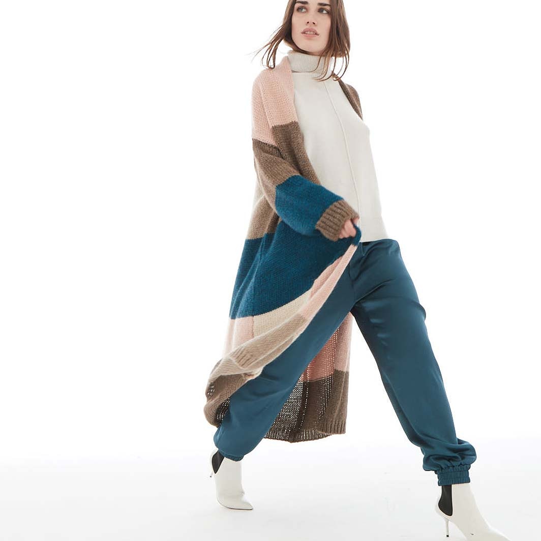 FerranteAmedeo's tweet photo. Parliamo ancora di cardigan, vero protagonista della moda 2020/21. Tinta unita o fantasia, mini oppure over, abbottonato a aperto come una giacca, questo capo rappresenta immancabile passepartout di tuoi look invernali. https://t.co/zI0OS6bHhR