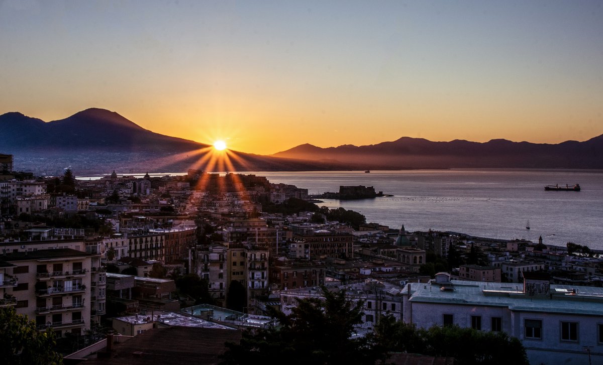tempestina85's tweet photo. Piu mi stai vicino e più mi accorgo che io non ho più paura di volare, di affondare, di non riuscire mai nelle cose

#Napoli #beautiful #ottobre https://t.co/ldjscYbaLW
