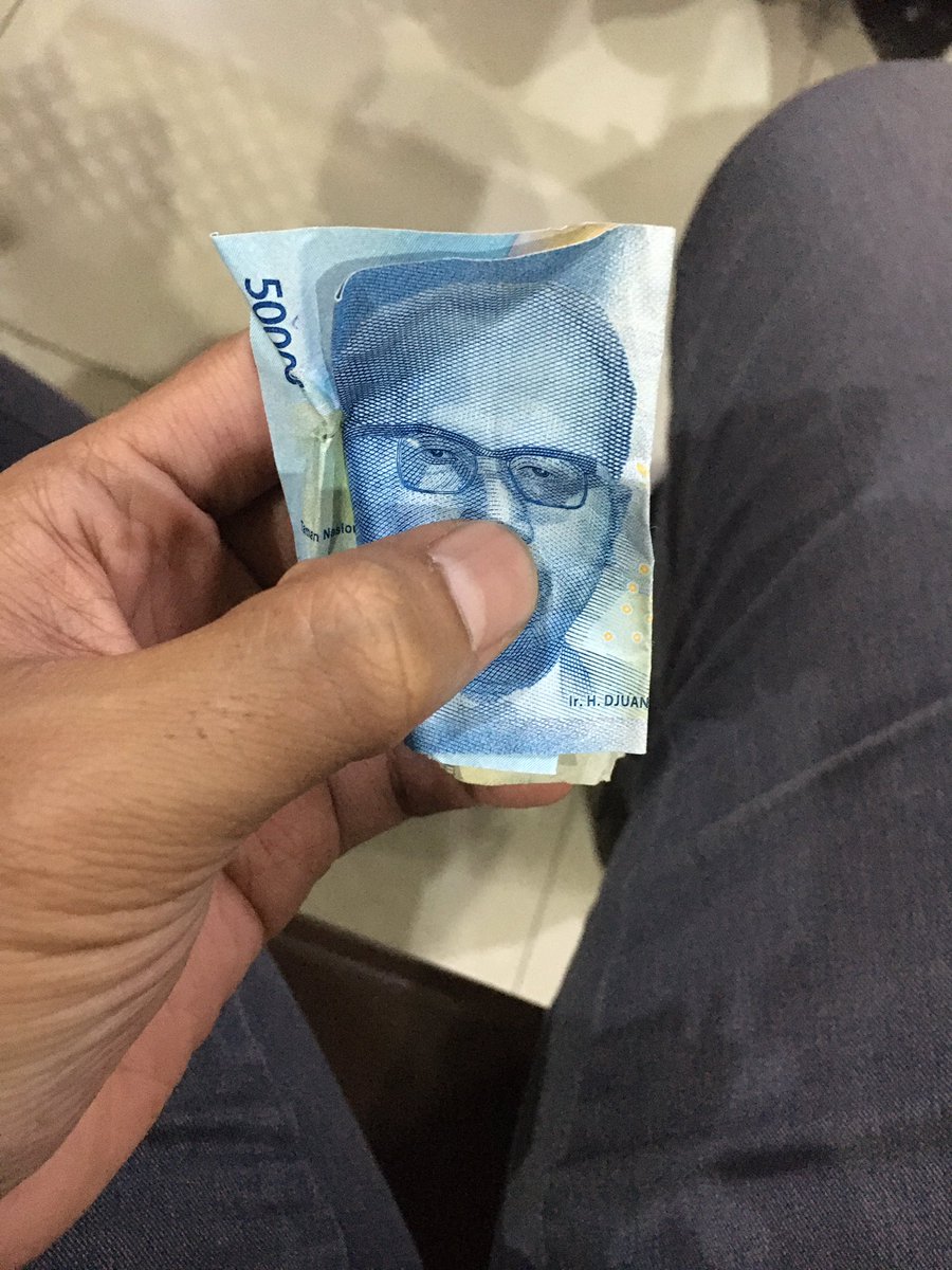 Bahagia adalah ketika lo nemu duid di kantong celana yang abis dicuci