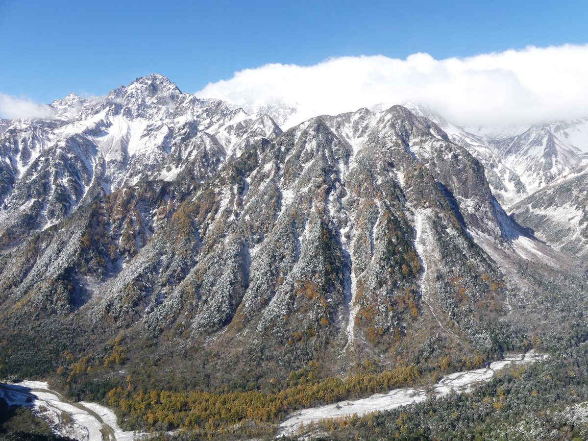 先週県内では6件(10月18日の遭難1件含む)の山岳遭難が発生しました。県内の標高の高い山では、既に積雪があり、厳しい寒さとなっています。北アルプス等の山域では、多くの山小屋が今季の営業を終了し、小屋閉めになります。事前に営業期間やテント設営等について確認しましょう。 https://t.co/4db8ZHiRsh